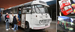 Säljer 60-årig buss: Tar två dubbeldäckare till ön som husbilar