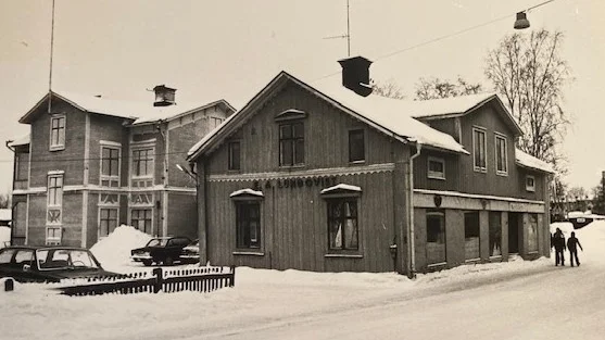 Firma E A. Lundqvist och Matvaruboden i korsningen Västergatan-Storgatan, mitt emot det nu rivna Cecilhuset.