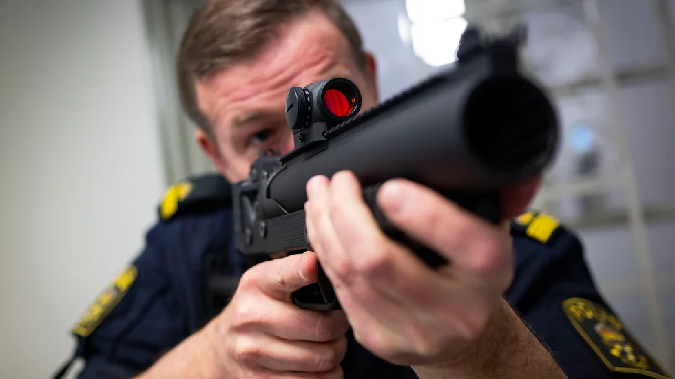 Ulf Sand visar upp polisens nya våldshjälpmedel, gummiprojektilen.