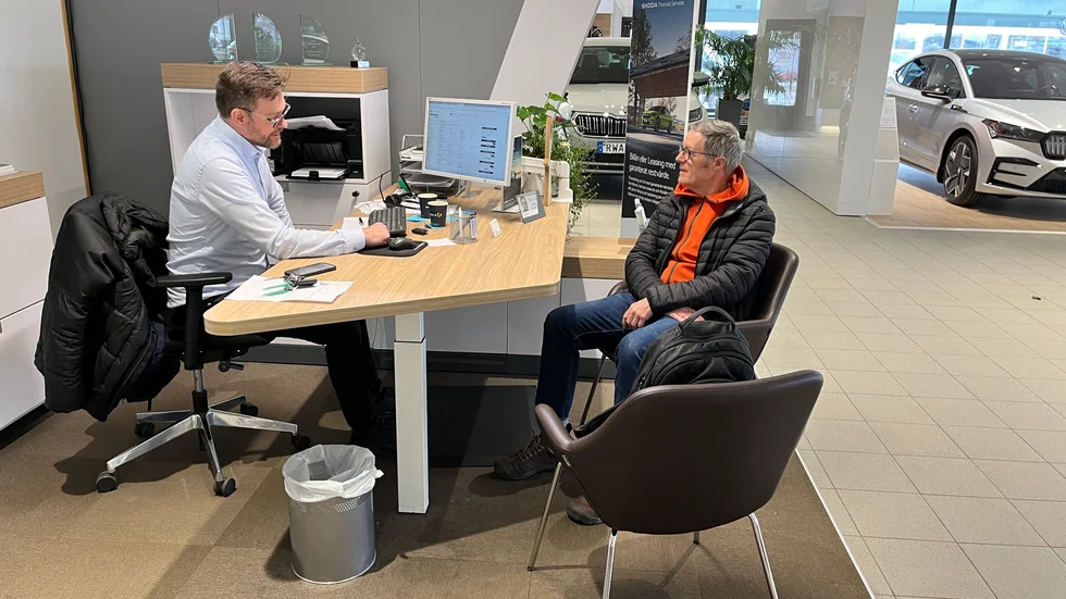 Lars Cratz hämtar ut sin nya bil.