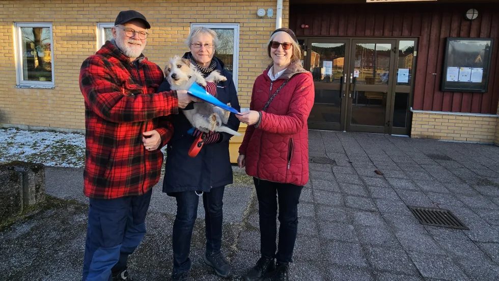 Jan Hultman och Helene Skott lämnade över sitt medborgarförslag om en hundrastgård i Rimforsa till kommunfullmäktiges ordförande Lena Käcker Johansson (KD). Helenes 7-åriga Patron Jack Russell-terrier Röja fick vara med vid överlämnandet. 