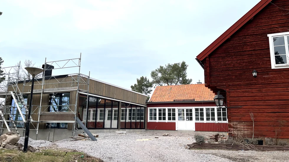Byggnationen går framåt. Det har tillkommit ett helt nytt "rum", och stället där baren låg förut har byggts igen och blivit inomhus istället. I maj ska man vara klara, enligt planen.