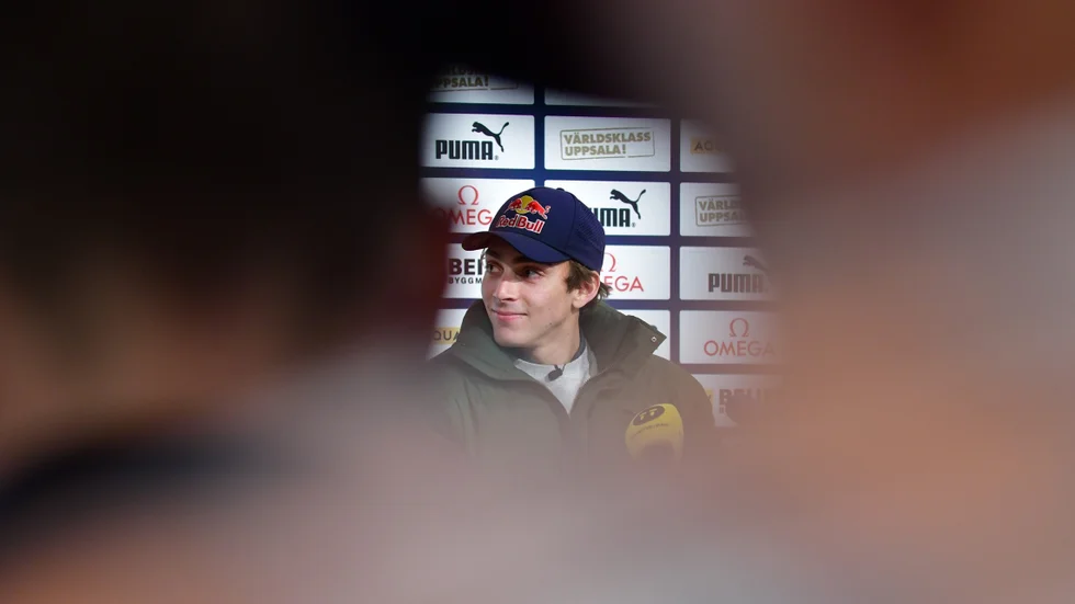 Armand Duplantis i händelsernas centrum, som vanligt. Här på måndagen på Arenahotellet i Uppsala, där UNT försökte få honom att avslöja en hemlighet.