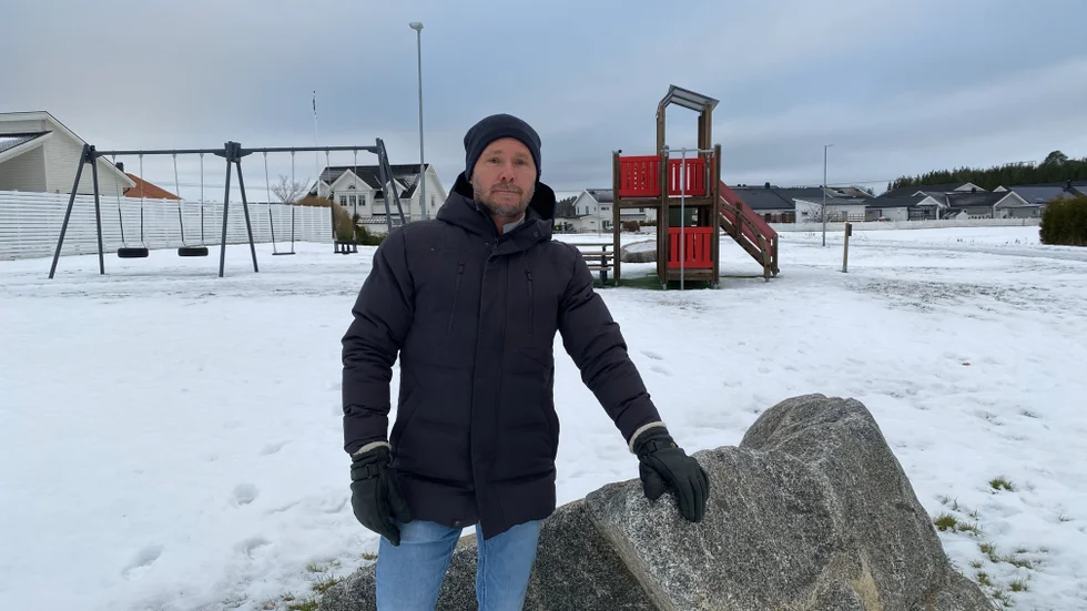 Till slut fick bostadsområdet en lekplats, men inte förran de boende själva betalat den. Christian Penzo berättar att ilskan var stor när exploatören inte fullföljde sitt avtal.