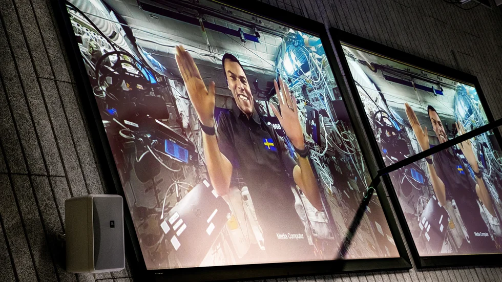 Svenske astronauten Marcus Wandt får stanna kvar i rymden lite längre än planerat.