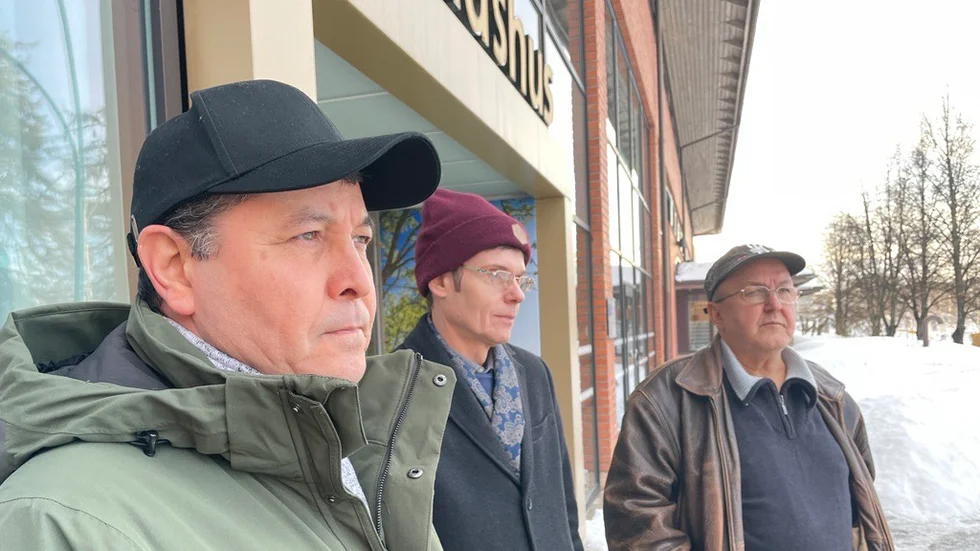 Timur Tungushbaev, Sture Andersson och Raymond Lundin har jobbat vid härberget i Ursviken. De är kritiska till hur både kommunen och bolaget som drivit verksamheten agerat. 