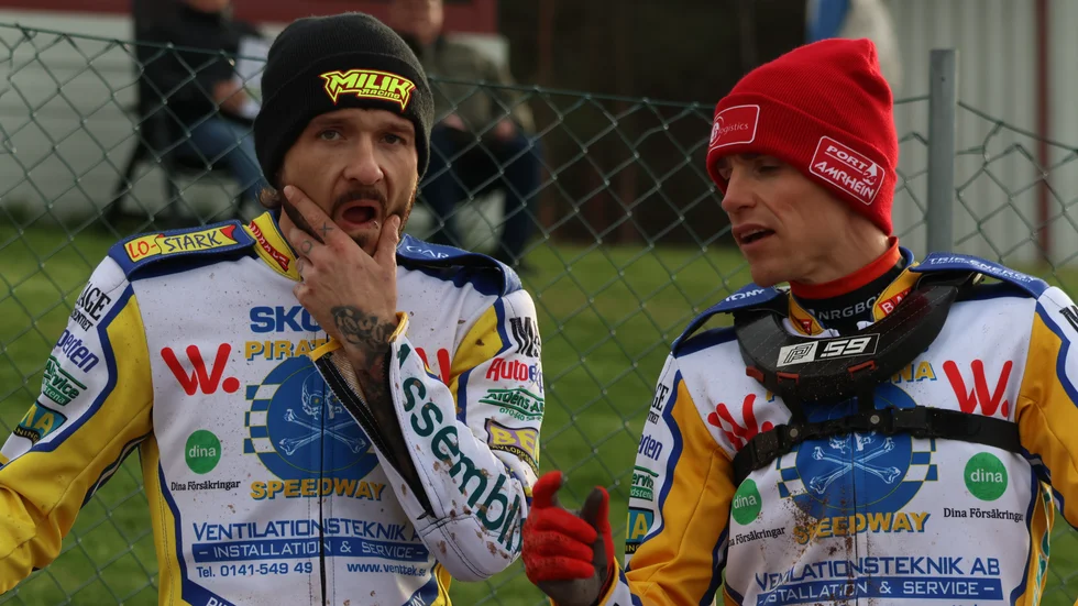 Piraterna hade det tufft i premiären mot Dackarna. Vaclav Milik, till vänster, petas nu till hemmamatch mot Smederna på tisdag.