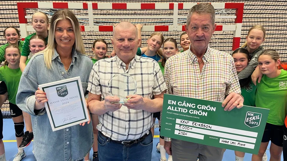 Linda Stockenberg och Eskils ordförande Anders Wretling (som även finns med i fondgruppen) flankerar den stolte vinnaren Kenta Eriksson. I bakgrunden syns en del av klubbens framtid.