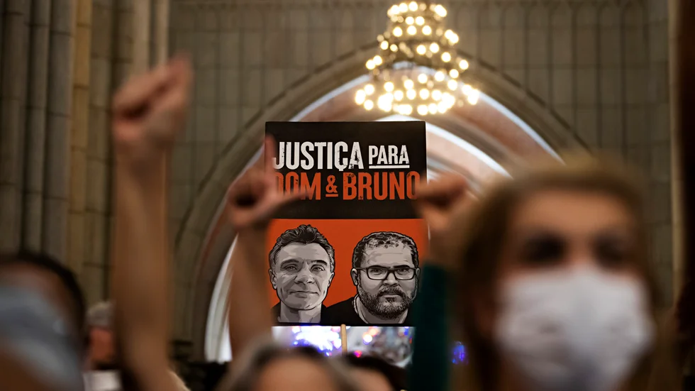 Människor hedrar den brittiske journalisten Dom Phillips och den inhemska experten Bruno Pereira som dödades i Amazonasområdet, den 5 juni 2022. Arkivbild.