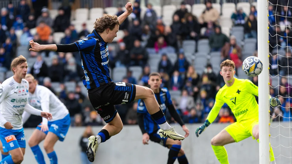Det gick ett sus från publiken när Herman Sjögrell fick bollen. Här försöker han göra mål på volley i förlustmatchen mot Häcken på Studenternas.