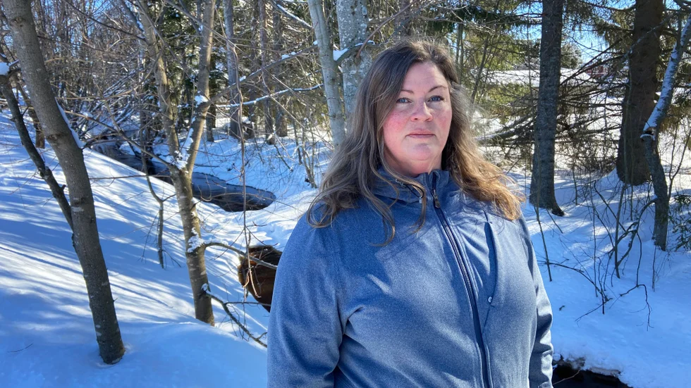 Teresia Holmlund har använt Harrsjöbäckens vatten till sina odlingar i nästan tio års tid. Nu behöver hon ställa om helt.