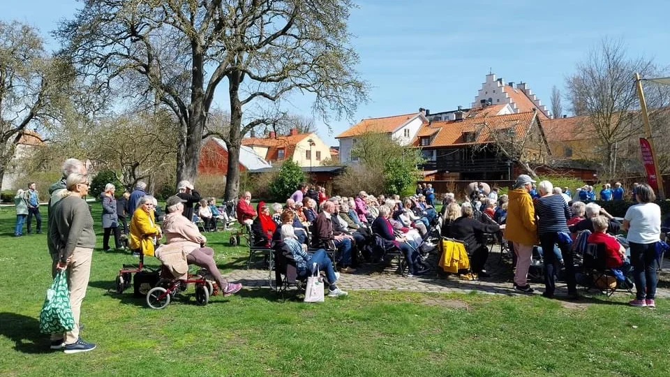 Att njuta av musik, dans och gemenskap…det är hälsobringande det!
