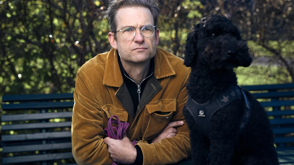 Författaren Kalle Dixelius, bördig från Linköping, tillbringade sin uppväxt med att skriva ”hund” på varje önskelista och vid fyrtiosex års ålder fick han äntligen en.