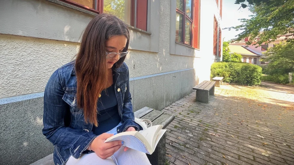 Litteratur är Leen Almaghouts stora intresse. Historierna får gärna handla om kärlek eller om flykt. Trots att det är hennes tredje språk fick hon ett stipendium för goda studieresultat i svenska.