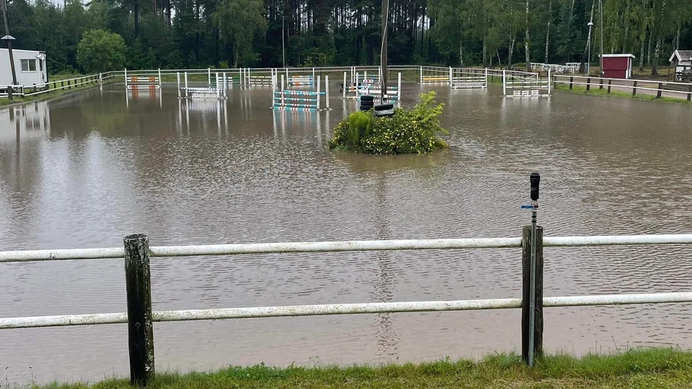 Blött på Nykyrka ridklubb. Stora banan är inte ridbar, men kanske kan det torka upp till efter helgen. Nästa tävling är 8 september på Motalabanan. 