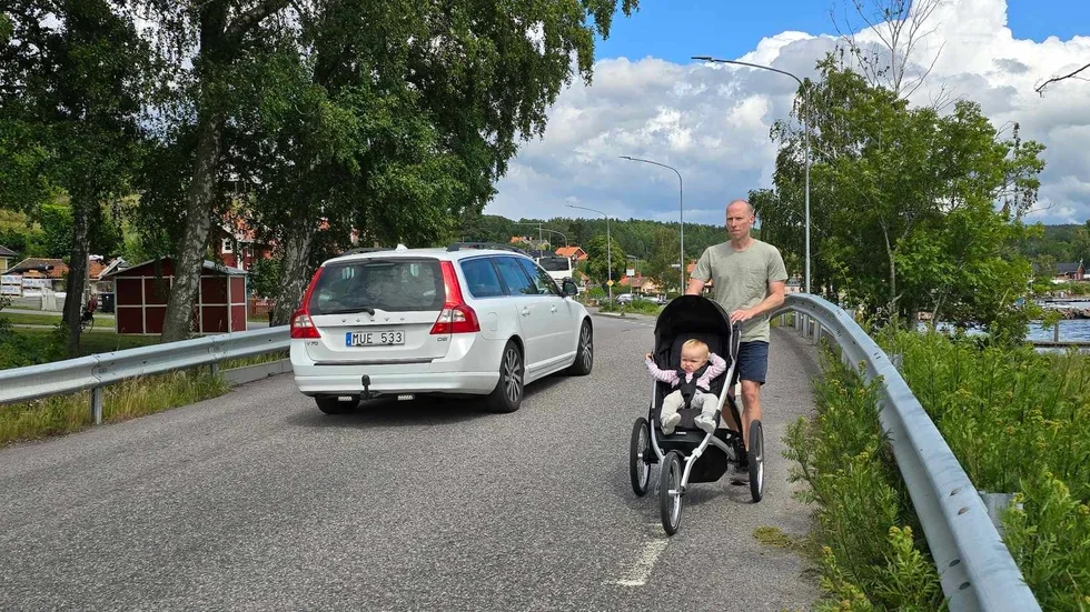 På bron över Svintunaån måste fotgängare gå på sidan av bilvägen. "Det är smalt bara för biltrafiken och så blir det ju ännu värre när man ska gå där också", säger Mattias Petersson.