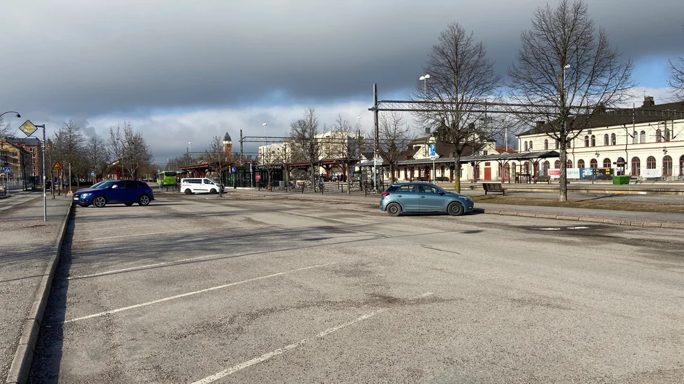 Måndag 4 mars klockan 11.10. Tre bilar och en taxi står parkerade på korttidsplatserna.