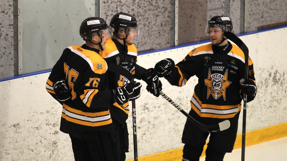 Motala AIF i tidigare måljubel med spelarna Albin Wadström, Simon Gustafsson och Patric Juel. Den sistnämnde avgjorde borta mot Lerum med två sekunder kvar.