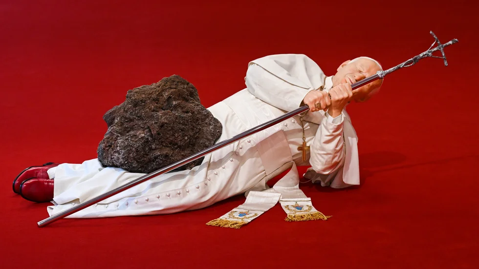 
Maurizio Cattelan är aktuell med utställningen "Den tredje handen" på  Moderna museet i Stockholm.     
