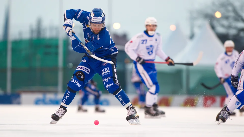 Jonas Enander har bestämt sig för att stanna i IFK Motala och vara med i klubbens återtåg uppåt. Enander kommer att spela i ettan kommande säsong.