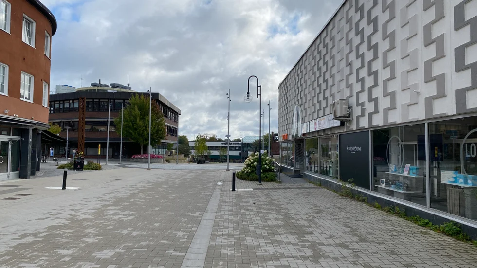 Gärningsmannen som misstänks för mordförsöket i Finspångs centrum var under fredagen fortfarande på fri fot.