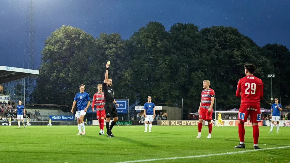 Det var utanför Örjans vall, efter matchen mellan Halmstad och Västerås på måndagen som händelsen inträffade.