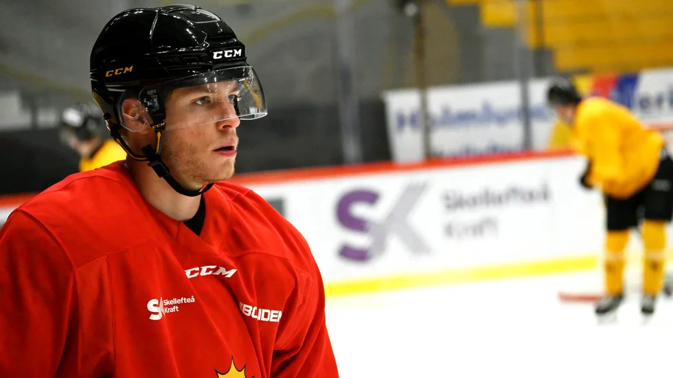 Rickard Hugg tränade i röd tröja på onsdagen.