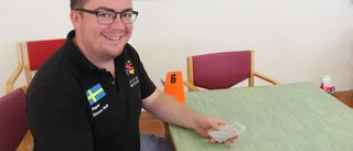 Simon livnär sig som bridgespelare – snart väntar "bridge-OS"