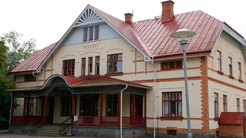 Vad kommer att hända med fönstren på Veta skola? Kommunen har överklagat länsstyrelsens beslut till Mark- och miljödomstolen.