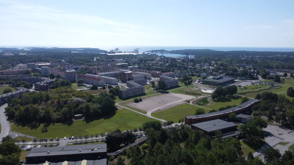 "Vi hoppas att politikerna i utbildningsnämnden denna gång ta ett (eget) beslut", skriver C i Oxelösund.