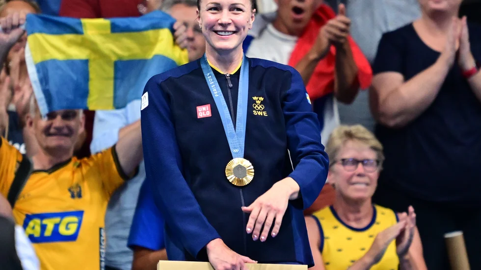 Sarah Sjöström med OS-guldet på 50 meter fritt i La Defense Arena i Paris.