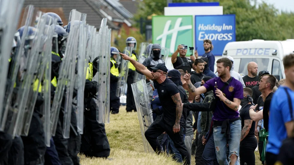 Demonstrationer drabbar samman med polis under söndagen utanför ett hotell som använts av asylsökande i Rotherham.