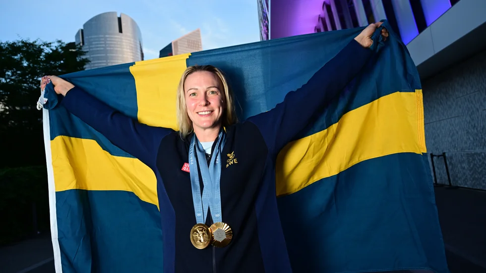 Sarah Sjöström med sina två guldmedaljer, som hon tagit på 100- respektive 50 meter frisim.