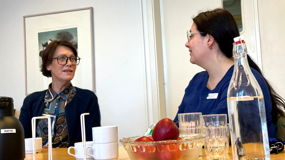 "Den här riskanalysen visar på att regionen måste hitta nya sätta att arbeta på när det väller vårdcentraler", säger verksamhetschef Anna Back här tillsammans med vårdadministratör Ronja Söderström.
