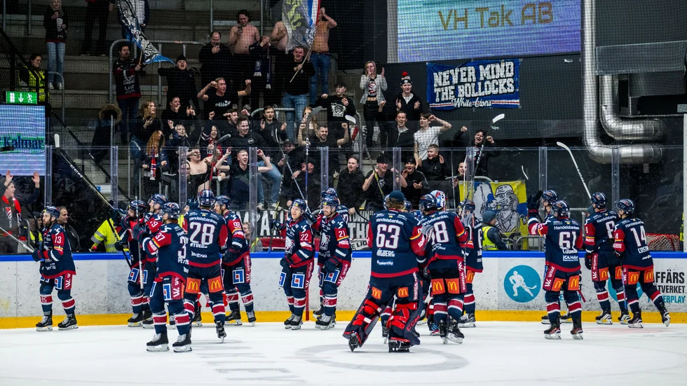  Linköpings spelare jublar tillsammans med supportrarna efter segern i Oskarshamn.