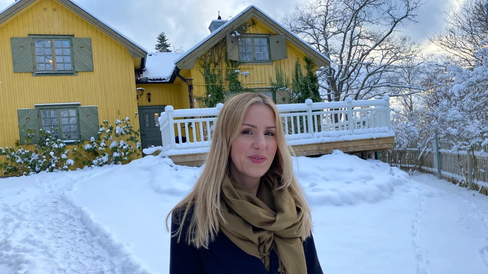 Sophia vid familjens hus i Grantorpet, Västervik. Där har hon bott sedan slutet av år 2020.