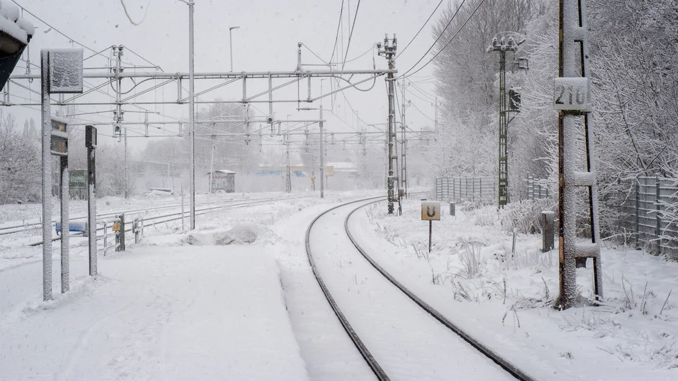 Resa, tåg, snö, stopp i tågtrafiken. Signaturen M har ledsnat.