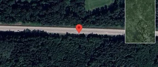 Trafiken påverkas av stillastående personbil på E18 - stopp i ett körfält