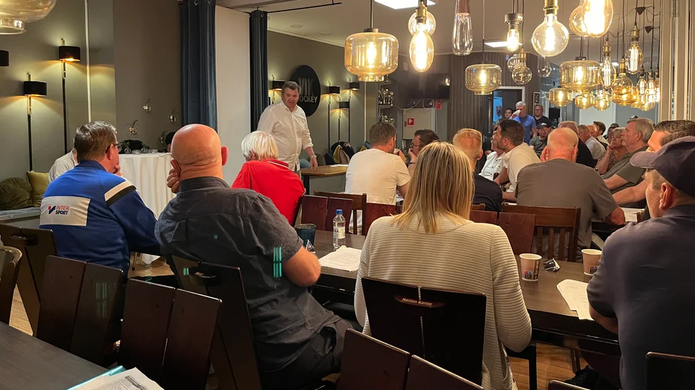 Det var mycket folk på plats när VIK arrangerade sitt årsmöte på måndagskvällen. Ståendes i vit skjorta syns ordföranden Urban Widén.