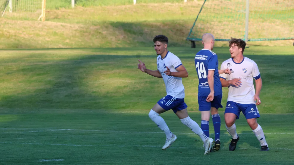 Eddie Lundin firar 3-2 för IFK Tuna.
