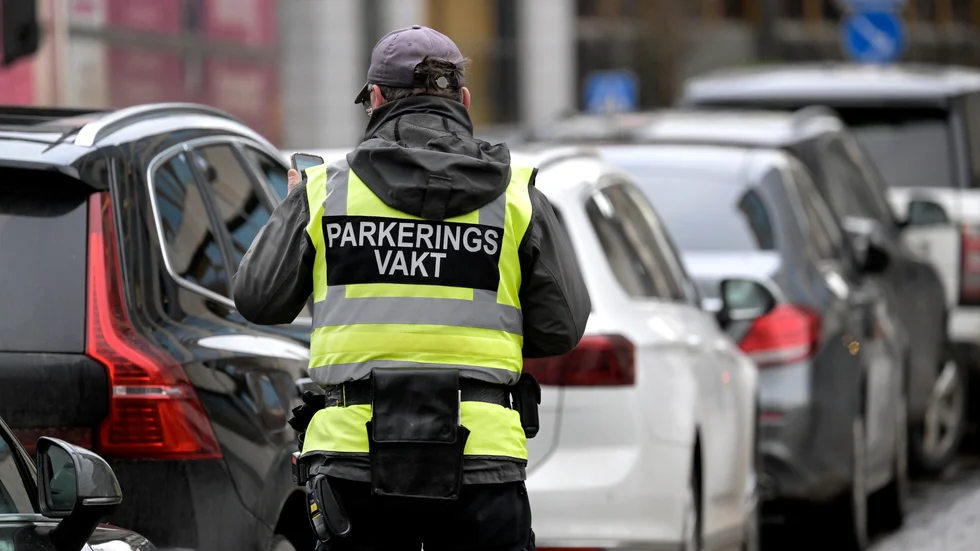 Från och med i höst kommer parkeringsvakterna i Enköpings kommun att patrullera två och två. Det sker i samband med att kommunen byter parkeringsbolag och dubblerar övervakningen.
