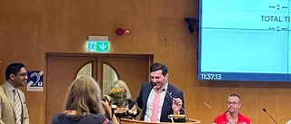 Här tackas Nihad Zara av i fullmäktige • Möte om budgeten i Luleå