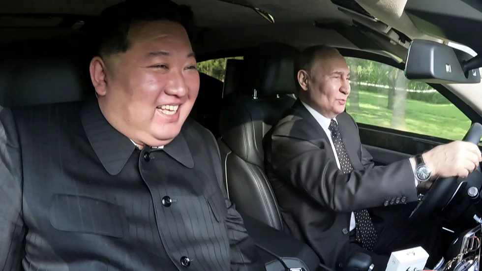 Nordkoreas högste ledare Kim Jong-un och Rysslands president Vladimir Putin under den senares besök i förra veckan. Lika barn leka bäst.
