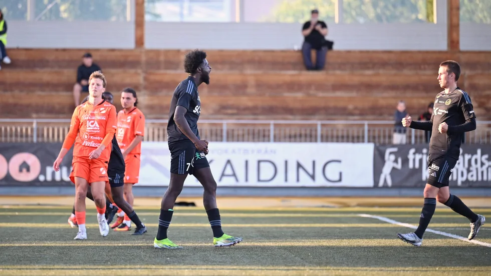Poängräddaren Calvin Mbunga efter sin straffspark.