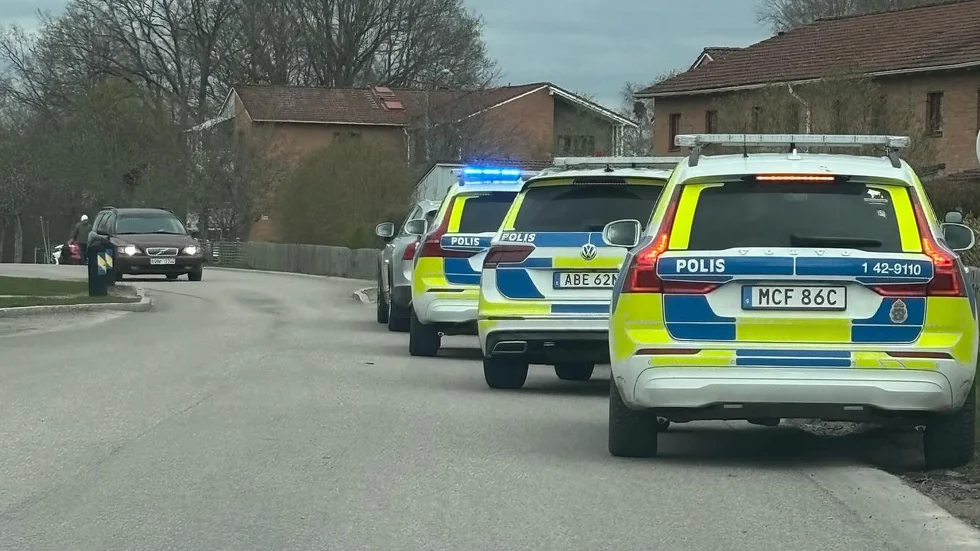 Tre målade polisbilar och en civil polisbil är på plats.