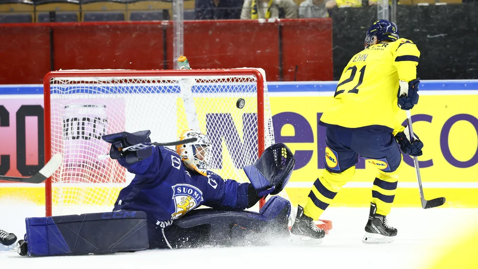LHC-centern Christoffer Ehn kom fri, men Växjös målvakt Emil Larmi räddade.