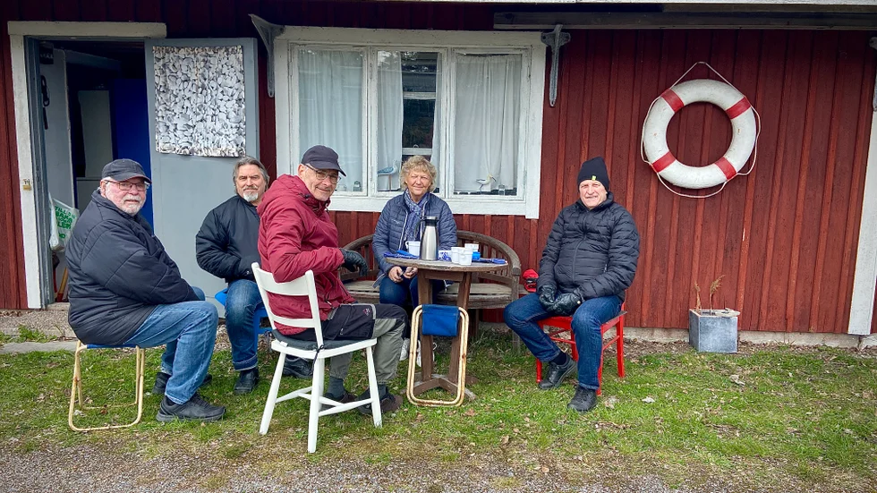 Sjöbodarna vid Femörekanalen får stå kvar. Sjöbodsägarna Lars Steiner, Göran ”Lillis” Nyholm, Fredrik Hamnström, Ing-Mari Sterner och Stig Löfkvist ser det som en ljusglimt, men är ändå oroliga för hur det blir i framtiden.