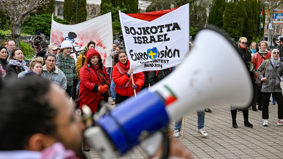 
Flaggor och plakat vid en demonstration utanför Stadshuset i Malmö 10 april i samband med att kommunstyrelsen behandlar ett medborgarförslag gällande att stoppa Israels medverkan i Eurovision. Bakom demonstrationen står medborgarinitiativet 'Ingen Eurovision i Malmö med Israels deltagande'.

