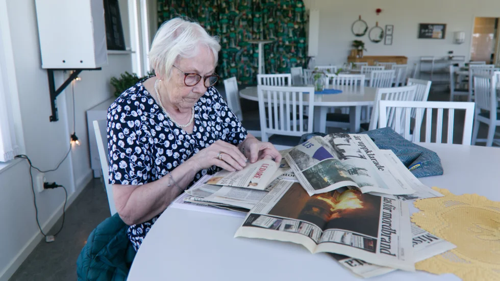 Storstrands tidigare husmoder Lilian Marklund har sparat urklipp om Storstrandsbranden. "Man var som i chock", säger hon om tiden efter branden.