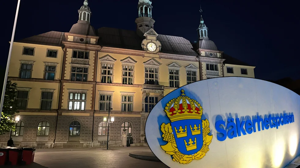 Eskilstuna kommun har brustit i sitt säkerhetsskyddsarbete. Bristerna avslöjades efter en anmälan till säkerhetspolisen.  